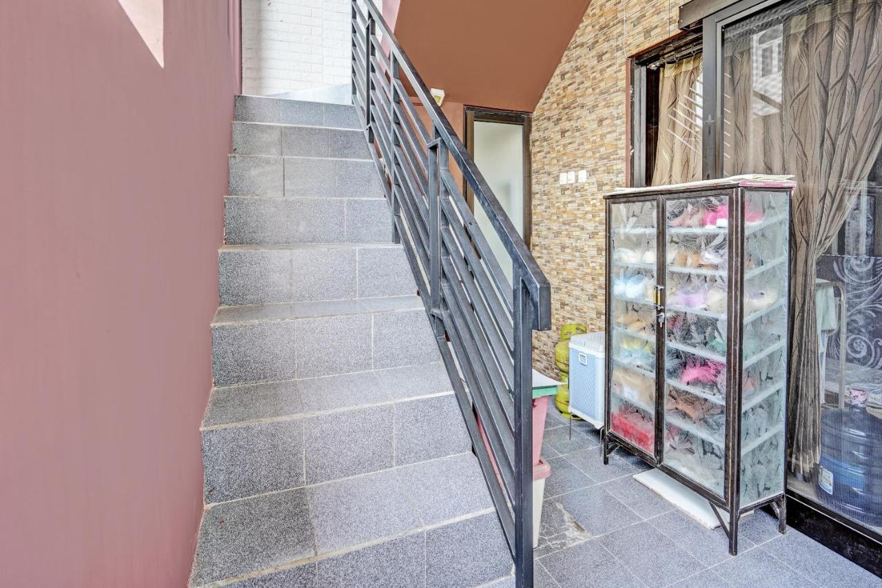 Oyo 92435 Sunlo Cozy Home Family Homestay Syariah Surabaya Dış mekan fotoğraf
